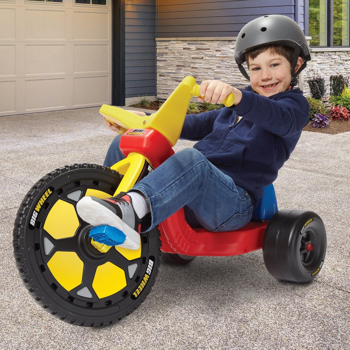 Speedster 16 Inch - Lifestyle image of boy on